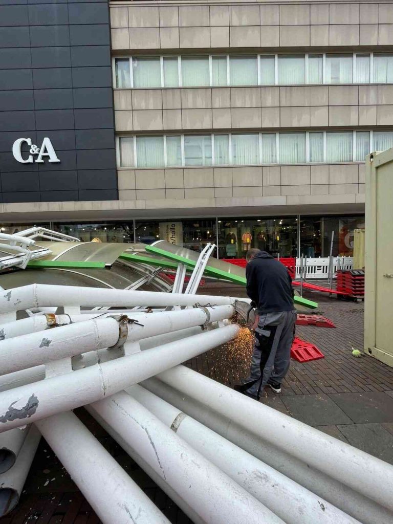 Mann entsorgt Gerüst Mann entsorgt Gerüst